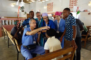 Dr. Mitch Stein examines a patient with the team observing. 
